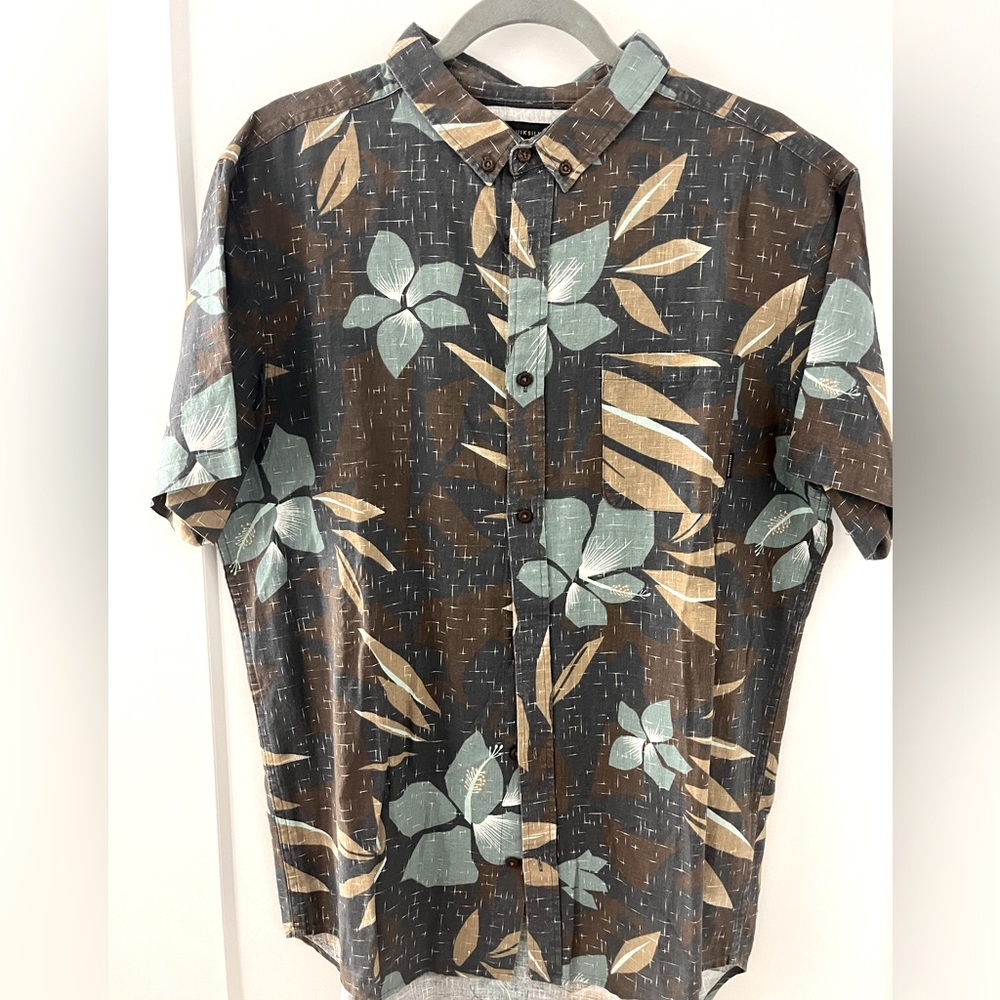 Quiksilver men’s surf button down , tropical pattern slim fit size L nice  🤙🏼